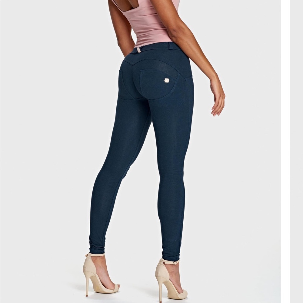 Super cute NWT Navy color jeggings.